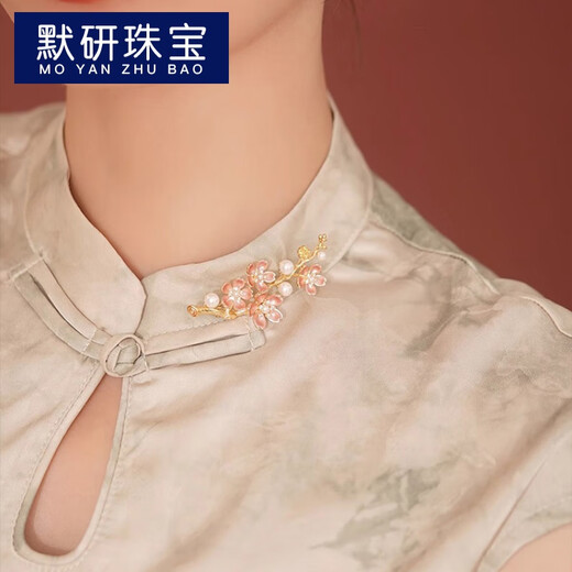 Moyan (MOYAN) exquisite wintersweet flower brooch, feminine pearl corsage, light luxury niche design pin coat cheongsam with pink wintersweet flower A09-202