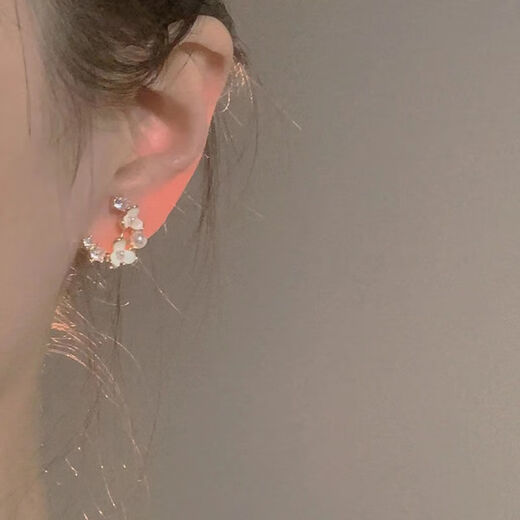 Aopiao flower temperament non-pierced ear clips for women, high-end earrings for women, 2024 new earrings, camellia crescent ear clips