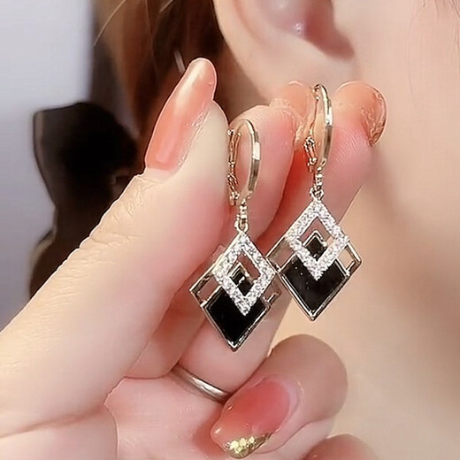 Idel Japanese and Korean new trendy light luxury personalized earrings fashionable black rhombus temperament earrings exquisite niche design for women black prismatic earrings E2059