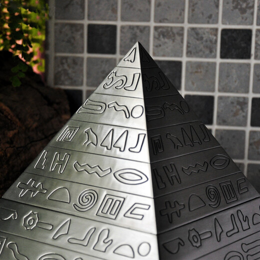 Creative ashtray large stainless steel with lid retro pyramid personality Nordic American living room bookcase rack office desk bar coffee table art ornaments large