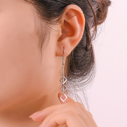 Yuan Shengfu's new PT950 premium three-line square platinum ear hooks, fashionable platinum earrings, earrings 2.97g
