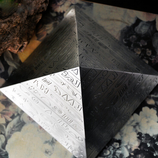 Creative ashtray large stainless steel with lid retro pyramid personality Nordic American living room bookcase rack office desk bar coffee table art ornaments large