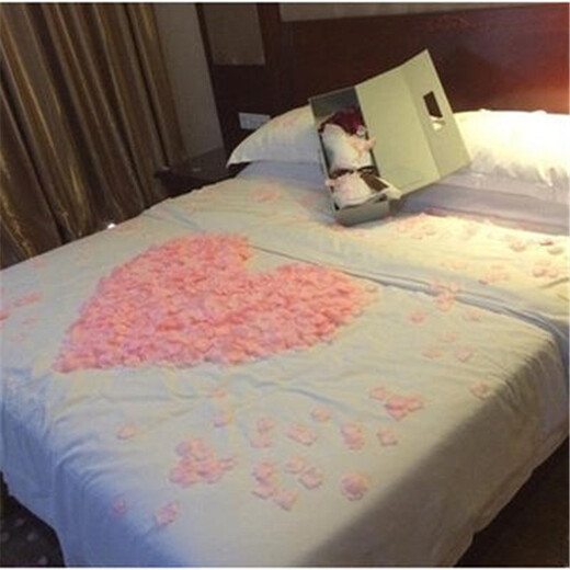 Kuayuan wedding supplies, wedding room decoration and layout, simulated fake petals, wedding layout, hand-thrown simulated rose petals, purple and white gradient petals (120 pieces)