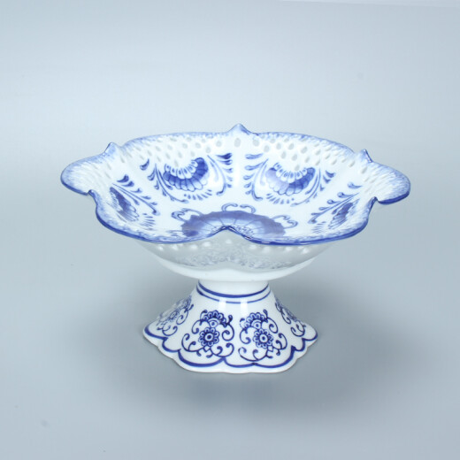 Xindeheng Jingdezhen ceramic fruit plate 8 inches Chinese classical hollow blue and white apple fruit plate candy plate dried fruit plate six leaves (12 inches)