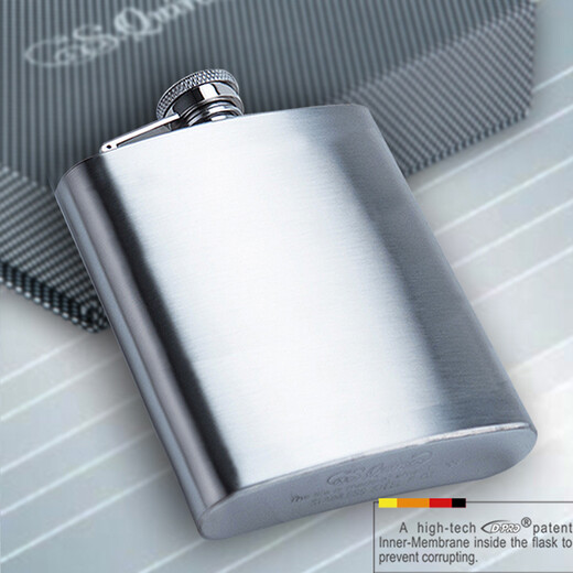 Russian outdoor thickened 304 stainless steel small wine bottle set portable mini liquor bottle flat kettle wine glass personalized men's wine gift 8 ounces classic gift box