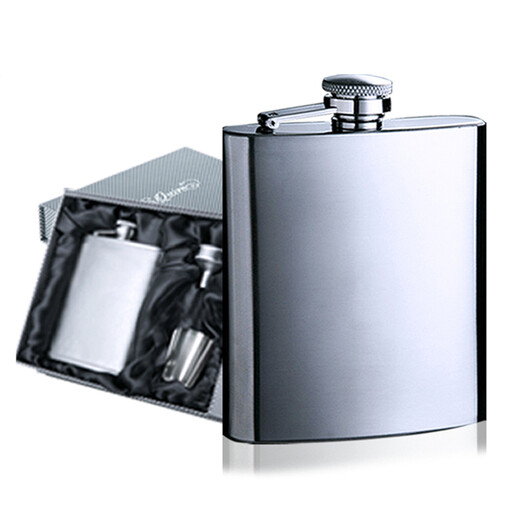 Russian outdoor thickened 304 stainless steel small wine bottle set portable mini liquor bottle flat kettle wine glass personalized men's wine gift 8 ounces classic gift box