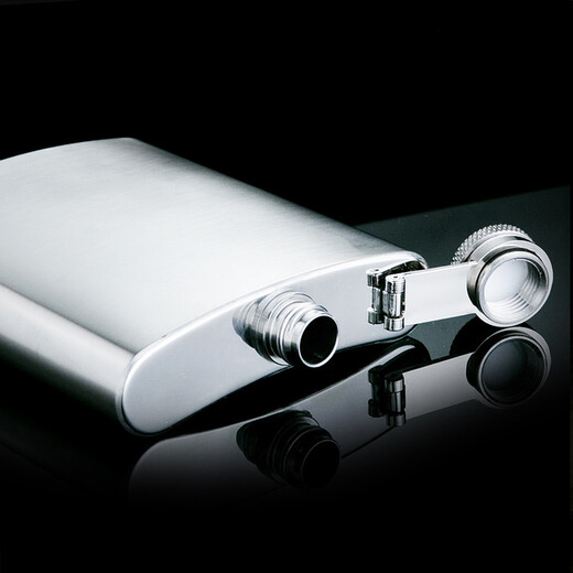 Russian outdoor thickened 304 stainless steel small wine bottle set portable mini liquor bottle flat kettle wine glass personalized men's wine gift 8 ounces classic gift box