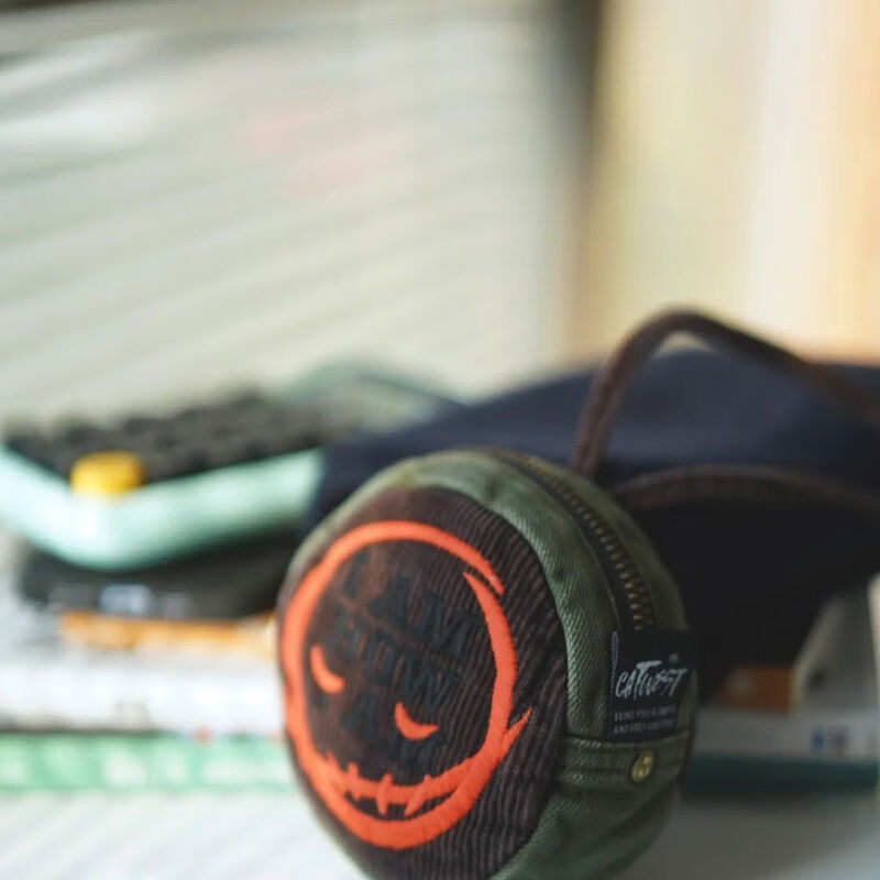 Terrigg Cat West CATWEST design small round bag contrasting color coin purse retro old mini bag airpods storage bag new single L zipper puller without bag