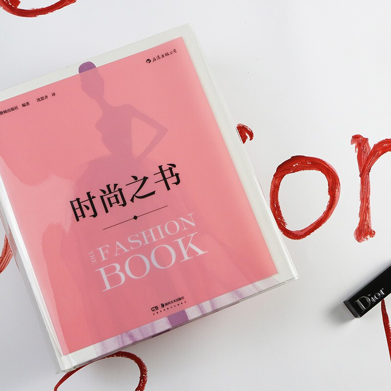 The Fashion Book was created by the British Phaidon Publishing House and has included more than 570 fashion pioneers. The fashion trend reference book is Houlang genuine edition.