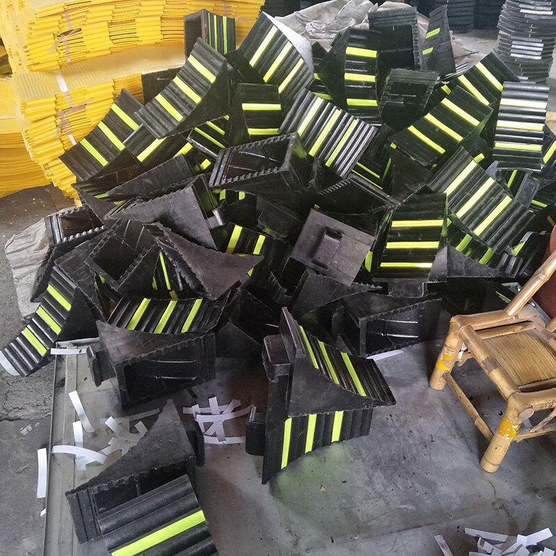 Dingtong portable car anti-slip anti-slip device triangle wood large truck anti-slip rubber parking space anti-slip device 170*150*120mm