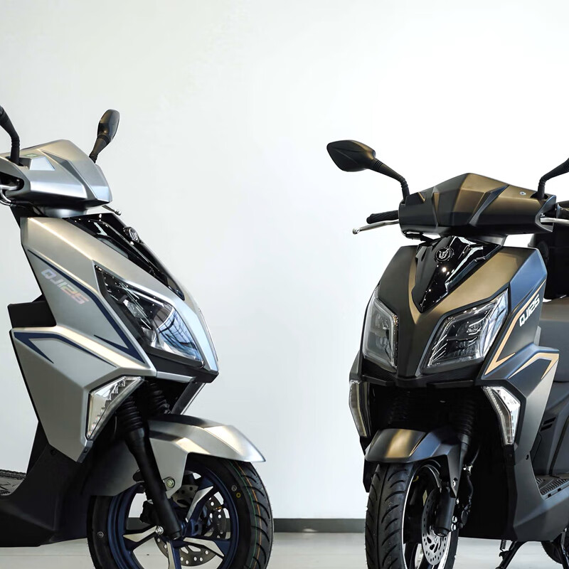 Qianjiang original and authentic new Qianjiang TAN125 motorcycle scooter and Hong 125 have the same platform and imitate UY125 appearance, matte black