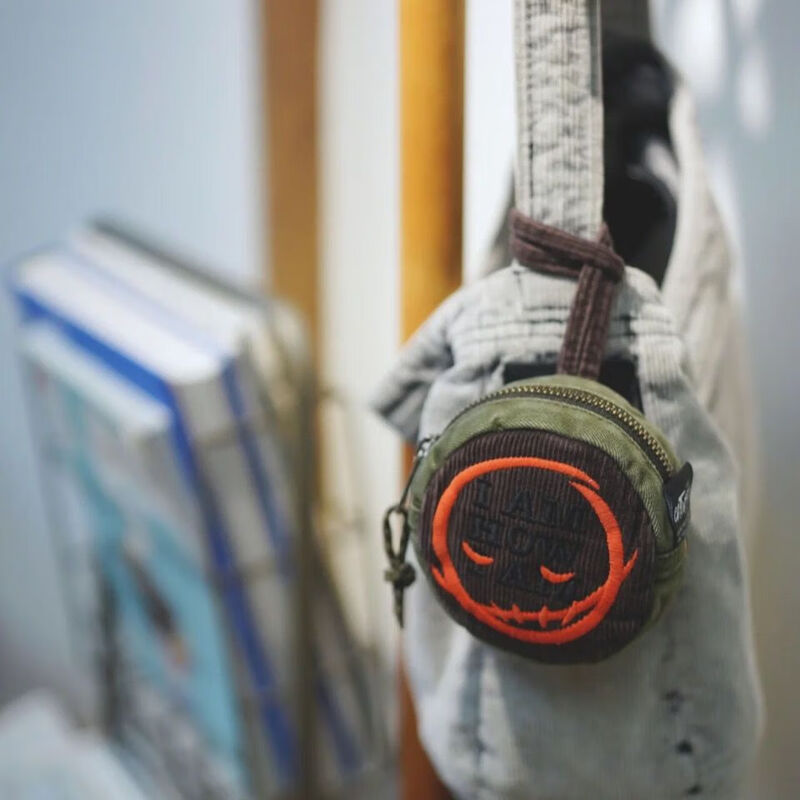 Terrigg Cat West CATWEST design small round bag contrasting color coin purse retro old mini bag airpods storage bag new single L zipper puller without bag