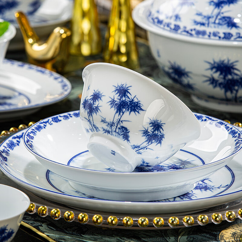 Jinlanchun Jingdezhen blue and white porcelain kaolin underglaze color high temperature white porcelain dish set household tableware complete set of bowls and plates gift blue and white bamboo shadow丨underglaze color丨leather box 40 pieces