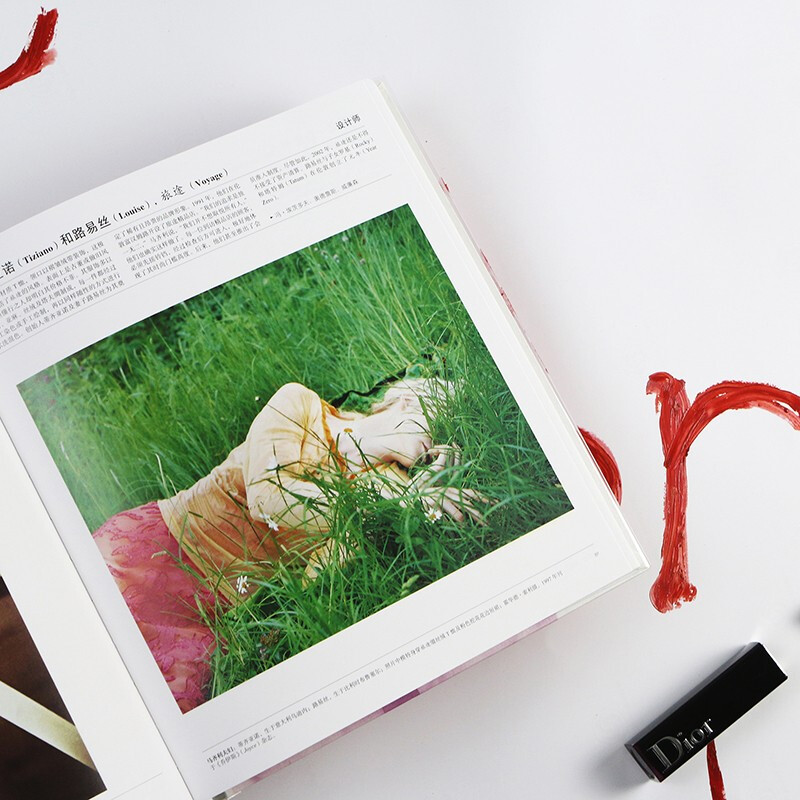 The Fashion Book was created by the British Phaidon Publishing House and has included more than 570 fashion pioneers. The fashion trend reference book is Houlang genuine edition.