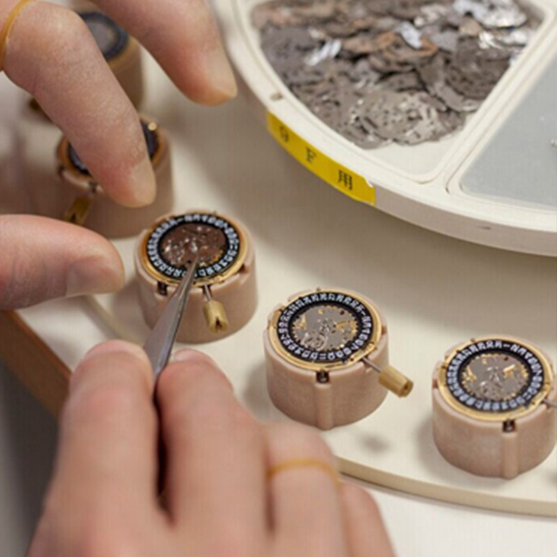 Watch repair shop, watch repair and maintenance services, mechanical watch washing, oil cleaning, mirror replacement, battery watch repair, basic services