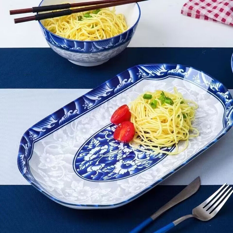 Household Chinese-style blue and white porcelain large ceramic fish plate deep plate underglaze color plate that can withstand high temperatures and does not fade. Blue and white porcelain fish plate diameter 30cm*1 piece