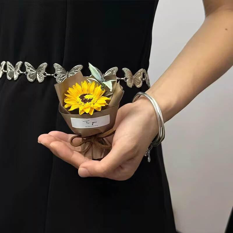 Mini pocket meet and greet small bouquet of roses, sunflowers, immortal flowers, artificial flowers souvenirs, birthday goddess's day gifts, small bouquet - white + blue roses 1 piece