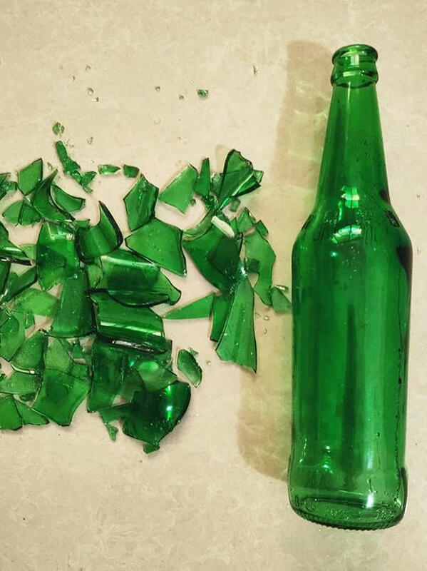 Prop beer bottle smashed on the head for movie and TV series shooting advertising simulation wine bottle glass fragile sugar gum sugared glass Qingdao 600ml