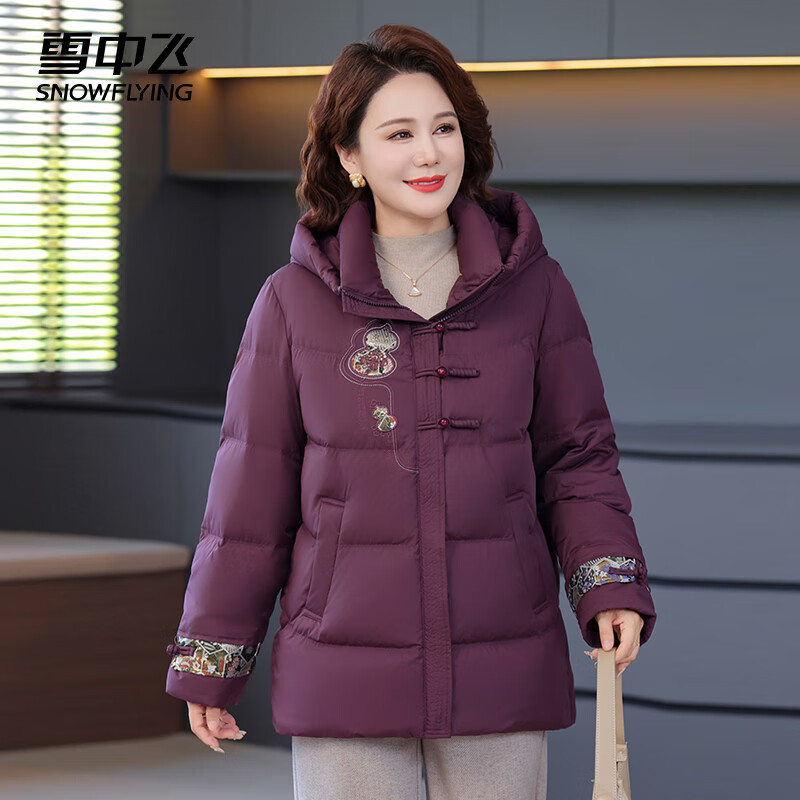 Flying in the Snow Down Jacket Women's 2025 Winter Short Lapel Loose Hooded Warm Jacket Mother's Wear Bean Paste Color 2XL