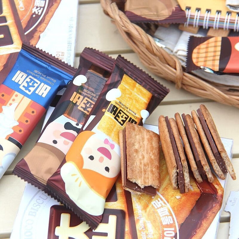 Orion Korea imported chocolate sandwich biscuits 125g sandwich biscuits hazelnut sandwich snacks casual black chocolate wafer