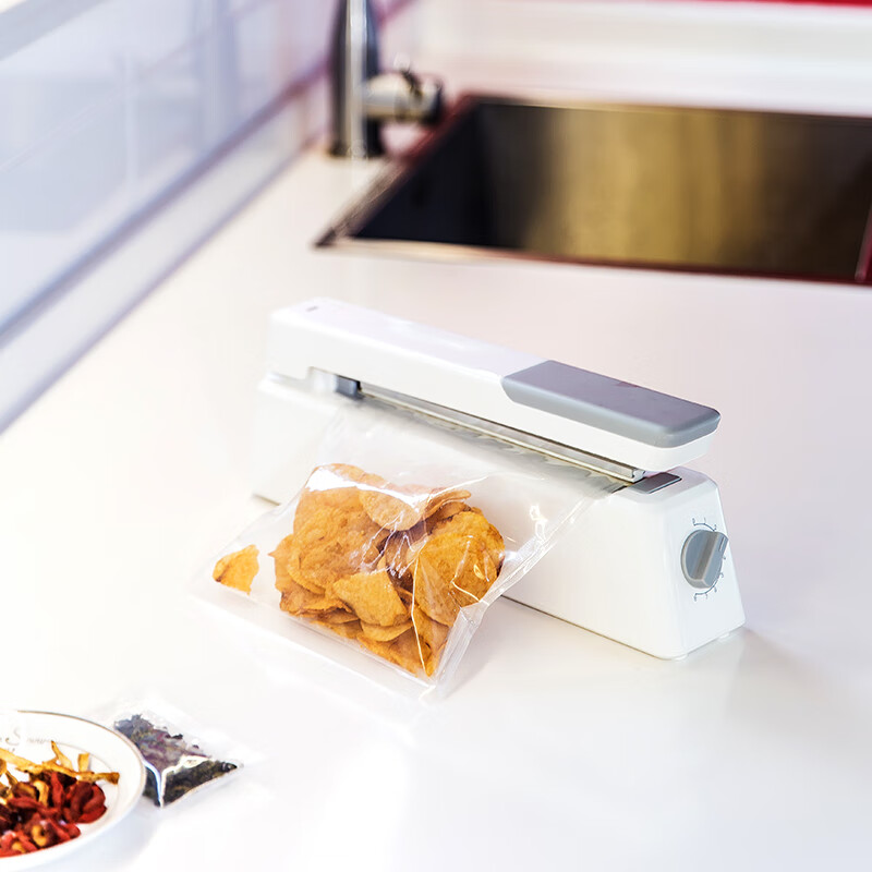 Deli hand pressure sealing machine household plastic bag food packaging bag tea bag sealing packaging machine 16499