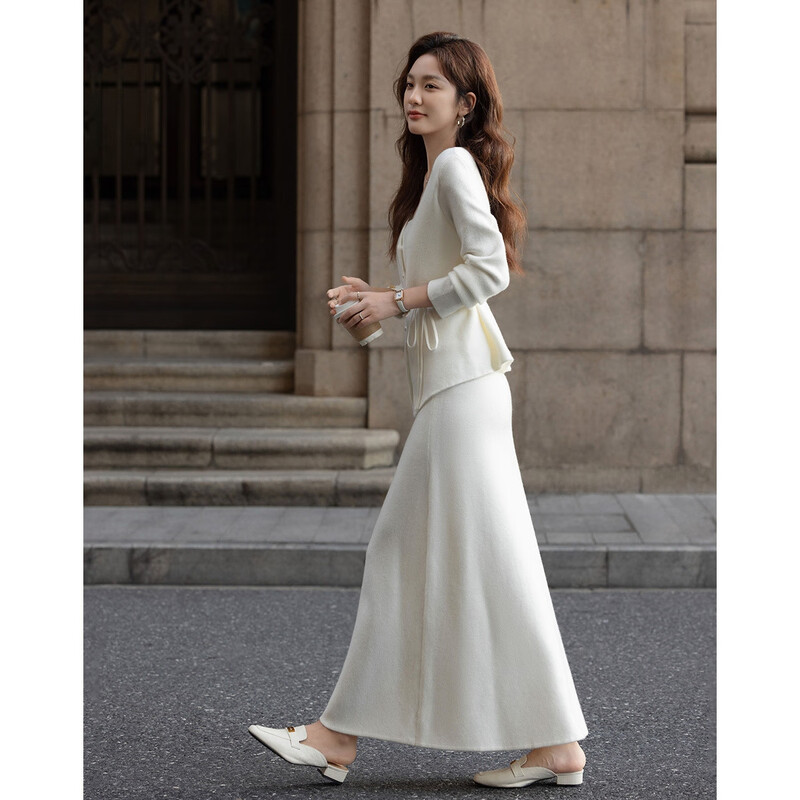 Demana Quiet Luxury Free Set Winter Holiday Two-piece V-neck Pearl Button Cardigan Lace-up Skirt Women's Knitted Two-piece Set