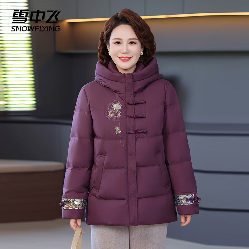 Flying in the Snow Down Jacket Women's 2025 Winter Short Lapel Loose Hooded Warm Jacket Mother's Wear Bean Paste Color 2XL