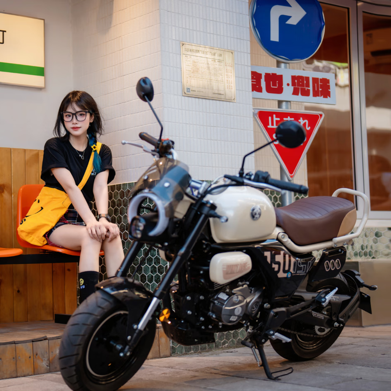 Zongshen Bear 150 Dundun fuel motorcycle trendy ride for men and women novice entry-level mini street car Time White