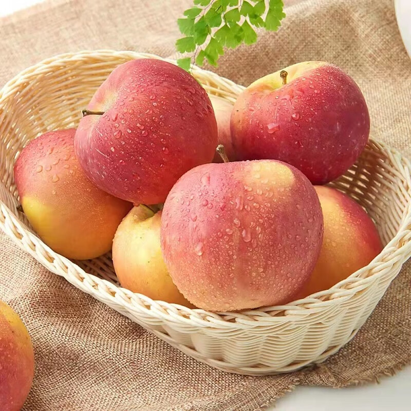 The whole box of Xinjiang Aksu apples is about 2.5kg and the single fruit is 150g+