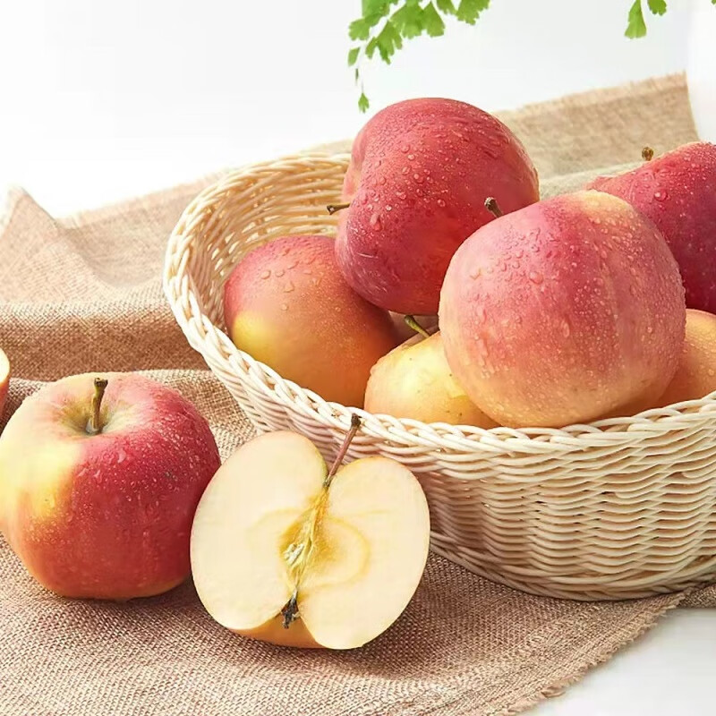 The whole box of Xinjiang Aksu apples is about 2.5kg and the single fruit is 150g+