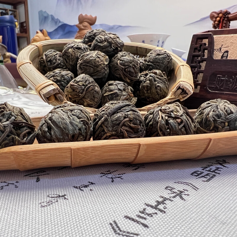 Cang'erjing Yunnan Ancient Tree Raw Tea Longzhu Dry Warehouse Stores Aged Old Material Tea in Bulk Gift Boxes and Cans as Gifts for Elders