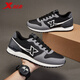 XTEP-Herrenschuhe, Sportschuhe, Herbst-Lederschuhe, Laufschuhe, nicht rutschfeste Kear-resistente Netzschuhe, lässige Jogging-Schuhe, Herrenschwarz/Rauchgrau/Holzkohle Ash-722 43 43