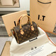 ESDS Hong Kong Brand Bag Bolse para mujeres 2025 NUEVO LUZ de alta gama LUXURY Portable Boston Bag de almohada de un solo hombro Bolsa de cuerpo Cross Brown (Set de caja de regalo)