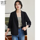 Elle aime les vestes courtes, les blazers décontractés, les tenues de travail, le tempérament, les petits costumes, les hauts courts noirs, T143U6001