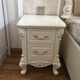 JPhznb European Style Nacht Tisch Europäischer Stil Mini-Nachttisch Einfacher schmaler Speicher kleiner Bettschrank Aufbewahrung Zwei-Pull-Kleinschrank 9865 9871 Elfenbein weiße Silber Zeichnung Ganzes Paket