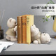 Yingsen (Yingsen) Cute Bear Healing Pequeños adornos de estantería Accesorios para el hogar Room Gabinete de vinos Dormitorio Día de las niñas Regalo de graduación de oso lindo adornos de marcador (sin libros)