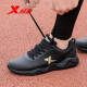 Zapatos para hombres XTEP (XTep) para zapatos de cuero de verano para la primavera y el verano de la primavera y el verano, las zapatillas de running informales suaves de la suela suave para los zapatos deportivos de viaje para hombres negros de oro-9737 39
