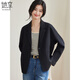 Elle aime les vestes courtes, les blazers décontractés, les tenues de travail, le tempérament, les petits costumes, les hauts courts noirs, T143U6001