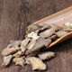 Panax Notoginseng rebanadas 30 cabezas Yunnan Wenshantian Siete rebanadas auténticas sin cortes Silvaciones delgadas delgadas de té Brewed Panax Notoginseng Slices 30 cabezas 500G