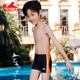 Yingfa Children's Swimming Trunks Jungen mittelgroße Kinder flache Ecke Schwimmstämme 2024 neuer Stil kleiner Jungen und Teenager Schnelltrockner Schwimmstämme 24S653-Black 130 (Taillenumfang 58-62 cm)
