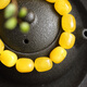 Caizhi Natural Bamern Beeswax Armband ohne Optimierung Hühnchenöl Gelb Armband Follow-up Erze Frauen Perlen DIY Hähnchenöl Rot K1278 (Männerstil)