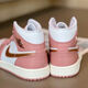 Nike (Nike) Damenschuhe Air Jordan 1 AJ1 Schwarz und grüner Zehenpolsterung und tragensresistente High-Top-Casual-Sneaker FB9892-670 Pink Gold 36