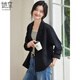 Elle aime les vestes courtes, les blazers décontractés, les tenues de travail, le tempérament, les petits costumes, les hauts courts noirs, T143U6001