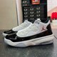 Nike (Nike) Chaussures masculines 2025 Printemps et automne New Jordan Max Aura 2 Mentiage de basket-ball pour hommes Sports et chaussures décontractées CK6636-102 Cuir breveté blanc et noir 40