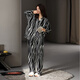 Pyjamas de mezzanine en coton à air mandefin pour les femmes en automne et en hiver cardigan de coton épaissis 2024 peut être porté à l'extérieur avec des vêtements à domicile noirs haut de gamme 3893 femmes L (100-120jin [Jin est égal à 0,5 kg]))