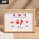 Familienfoto von Baby Hand und Fußfoto Rahmen Baby Hand und Fußabdruck Neugeborenes Vollmond-Geschenk Souvenir für 100 Tage 8 Zoll Familie von drei + 2 Bildern von Malerei Kern + Rot Druckplattform A4 [0-6 Jahre alt] A3 [6 Jahre alt und über] 8 Zoll [