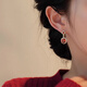 Yan Ru Dekoration Französische Retro-Palaststil Ohrringe Leichte Luxus High-End 2025 Neue Ohrringe für Freundin Geburtstag Geschenkohrringe E3881 Retro Red Dance Ohrringe