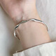 New Mobius Twisted Bracelet pour la nouvelle ligne des femmes sur une surface brillante ondulée Bracelet Best Friend Decoration M1478 surface brillante WAVY Circle haut de gamme] [1 morceau de bracelet torsadé]