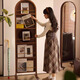 Mittel alter massives Holz Ganzkörperspiegel beweglicher bodenstehender französischer Retro Storage Magazine Bücherregal integrierter rotierender Dressing Spiegel mittelalterlicher Farbe [importiertes Festholz]