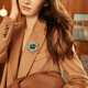 Dyn Retro Temperament Kristall Brosche High-End-Frauen exquisit luxury 2023 Neues trendy großer Flash Diamond Corsage Mantel Schnalle Dunkelgrün XZ1047 Standard Geschenkbox